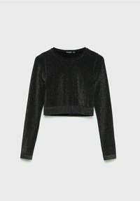 Top cropped nero a maniche lunghe realizzato in un tessuto lucido e strutturato, con scollo rotondo e polsini aderenti. La superficie presenta un leggero luccichio.