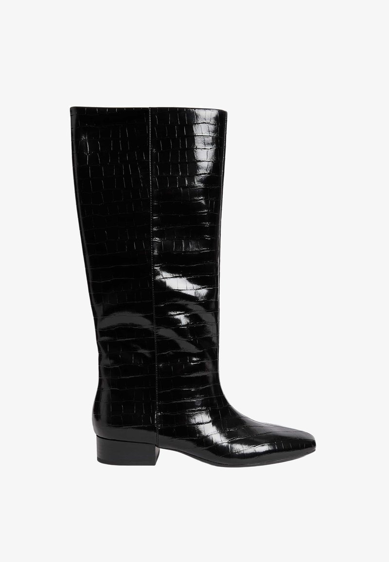 Botas negras hasta la rodilla con un patrón de cocodrilo texturizado y brillante, punta afilada y tacón bajo. Superficie lisa, diseño elegante.