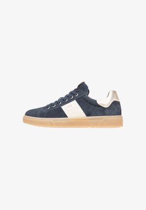 Sneaker in suede blu navy con pannello laterale in pelle bianca e tacco metallic oro. Presenta lacci rotondi e suola in gomma beige.