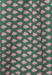 Tessuto verde con un motivo floreale ripetuto in rosa e bianco, con petali delicati e steli sottili che creano un design vivace.