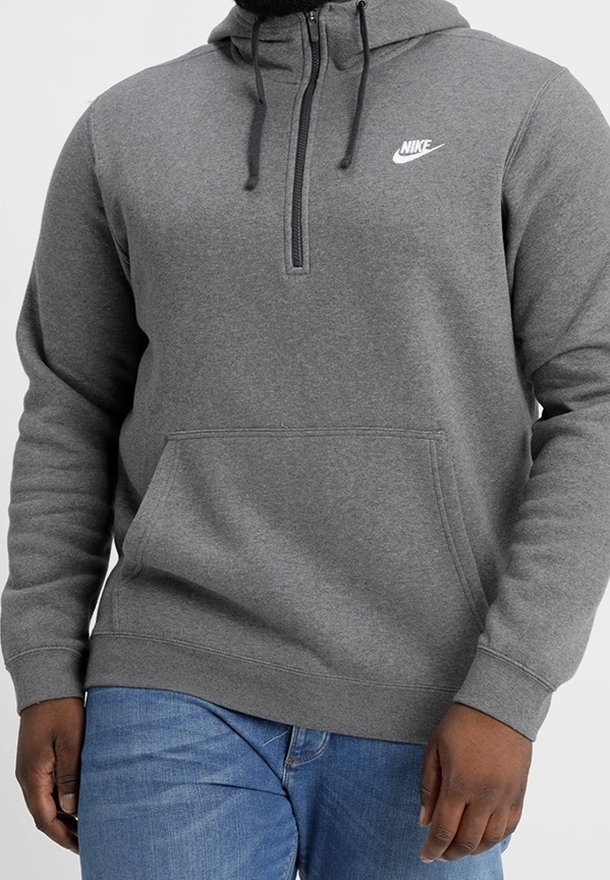Grauer Kapuzenpullover mit Reißverschluss aus Baumwollmischung, verfügt über eine frontale Kängurutasche, eine verstellbare Kapuze und ein kleines weißes Nike-Logo auf der Brust.
