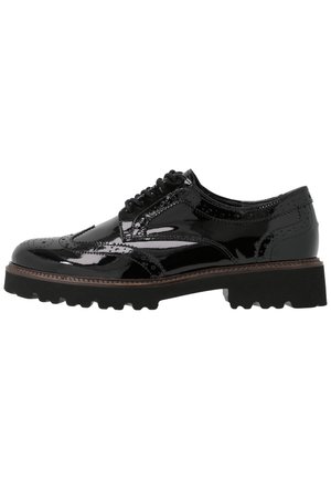 Svarta lackläders brogue-skor med tjock, texturerad sula och klassiska vinge-tå detaljer. Har rund snörning och slät yta.