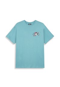 Camiseta de manga corta azul claro hecha de algodón. Presenta un gráfico de una criatura estilizada con alas y una tabla de surf en el pecho.