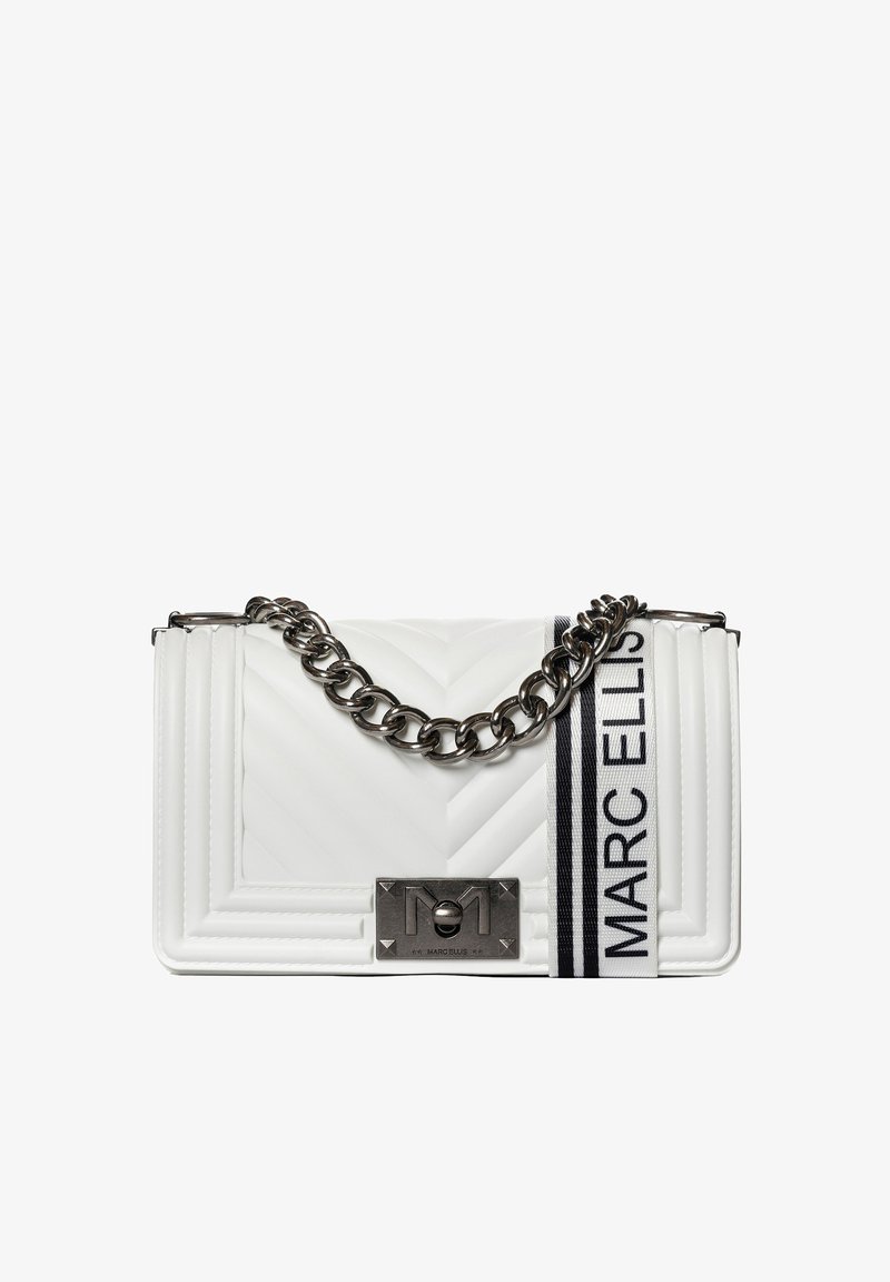 Witte gewatteerde handtas met een zilveren kettingband, voorzien van een metalen sluiting en een zwart-wit gestreepte stofaccent met de tekst "MARC ELLIS".
