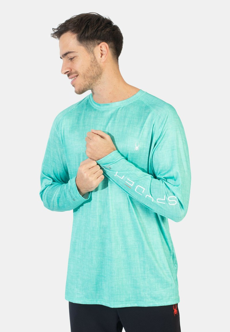 Lys teal langærmet skjorte i struktureret stof med rund halsudskæring og logo-detalje på ærmet.