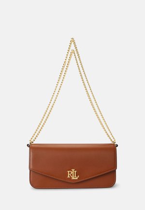 Pochette en cuir marron avec logo RL doré sur le devant et une longue chaîne dorée sur fond blanc.
