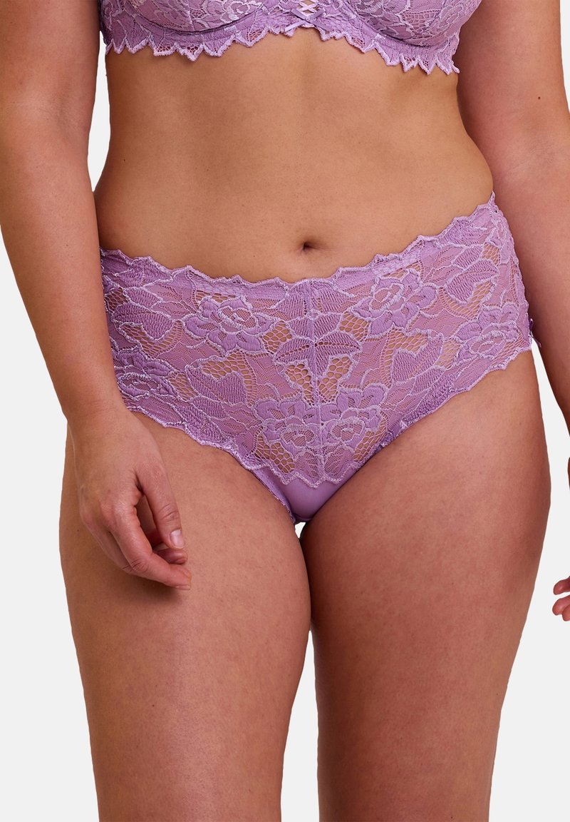 Slip hipster in pizzo lavanda con motivi floreali, pannelli semi-trasparenti e una cintura liscia e solida per comfort e flessibilità.
