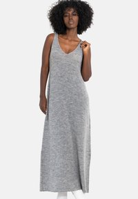 Szara, bezrękawnikowa sukienka maxi z dekoltem w serek, wykonana z miękkiego dzianinowego materiału. Charakteryzuje się luźnym krojem i sięga do kostek.