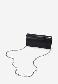 Clutch negro, cilíndrico, hecho de cuero con un acabado brillante. Cuenta con una correa de cadena plateada y un diseño liso con solapa.