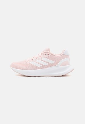 Zapatillas deportivas rosas con parte superior de malla, franjas de logo blancas y suela blanca. Presenta un cuello acolchado y un acento texturizado en el talón.