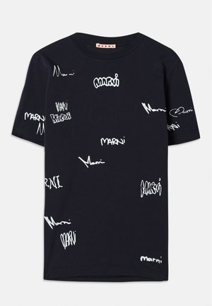 T-shirt noir à manches courtes avec du texte blanc éparpillé, des designs de logos et des styles d'écriture variés sur le tissu.
