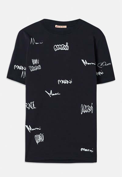 Sort kortærmet t-shirt med spredt hvid tekst, logodesign og varierende håndskriftsstile over stoffet.