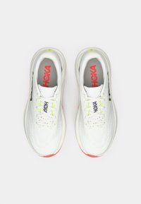 Ζευγάρι λευκών παπουτσιών τρεξίματος HOKA με κόκκινες και νέον πράσινες λεπτομέρειες, σε θέα από πάνω σε απλό λευκό φόντο.