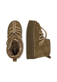 Pruunid sametist pahkluu saapad tekstureeritud platvormi tallaga, millel on tehisnaha vooder ja paksud paelad. Seljaosas on tõmbetab.