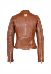 Bruine leren jas met een getailleerde snit, hoge kraag en ritsmanchetten. Opvallende stikdetails accentueren het gestructureerde ontwerp.