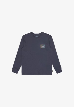 Maglietta a maniche lunghe blu scuro con scollo rotondo e piccolo logo quadrato con onde stilizzate sul petto sinistro.