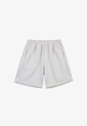 Hellgraue Shorts mit elastischem Bund, Seitentaschen und einem dezenten Logo nahe dem unteren Saum am rechten Bein.