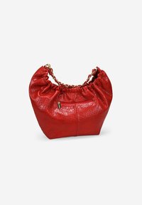 Bolso de cuero rojo con un acabado texturizado, parte superior fruncida y un asa de cadena dorada. Cuenta con un bolsillo con cremallera en un lado.