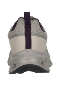Graue und lila Sportschuhe von hinten betrachtet, mit einem strukturierten Mesh-Obermaterial, einem Zugband und einer dicken Gummisohle mit Profilmuster.