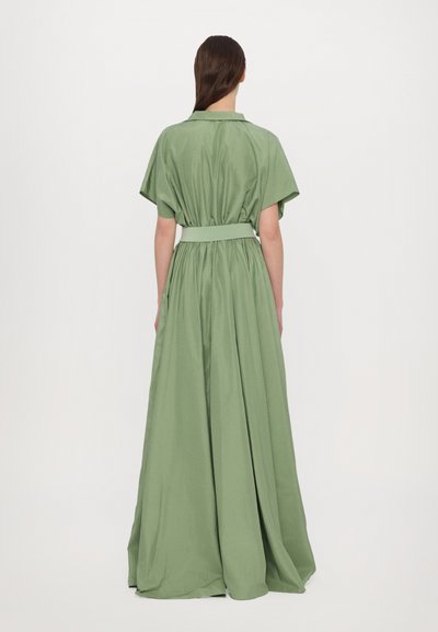 Vestido maxi de algodão verde com mangas curtas, cintura ajustada e saia fluida, com colarinho abotoado e bolsos laterais.