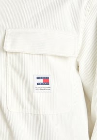 Tommy Jeans CHUNKY - Lehká bunda - ancient white