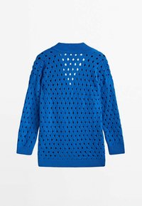 Niebieski sweter dzianinowy z falistym wzorem i dużymi wycięciami. Posiada okrągły dekolt i długie rękawy, wykonany z teksturowanej przędzy.