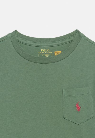 Πράσινο πουκάμισο με κοντό μανίκι, στρογγυλή λαιμόκοψη, μικρό τσεπάκι στο στήθος και κόκκινο κεντημένο λογότυπο Polo Ralph Lauren στην τσέπη.