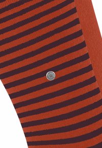 Gestreifte Socken in Orange und Dunkelpurpur, mit einem silbernen Logosticker. Weicher Stoff mit horizontalen Streifen gleicher Breite.