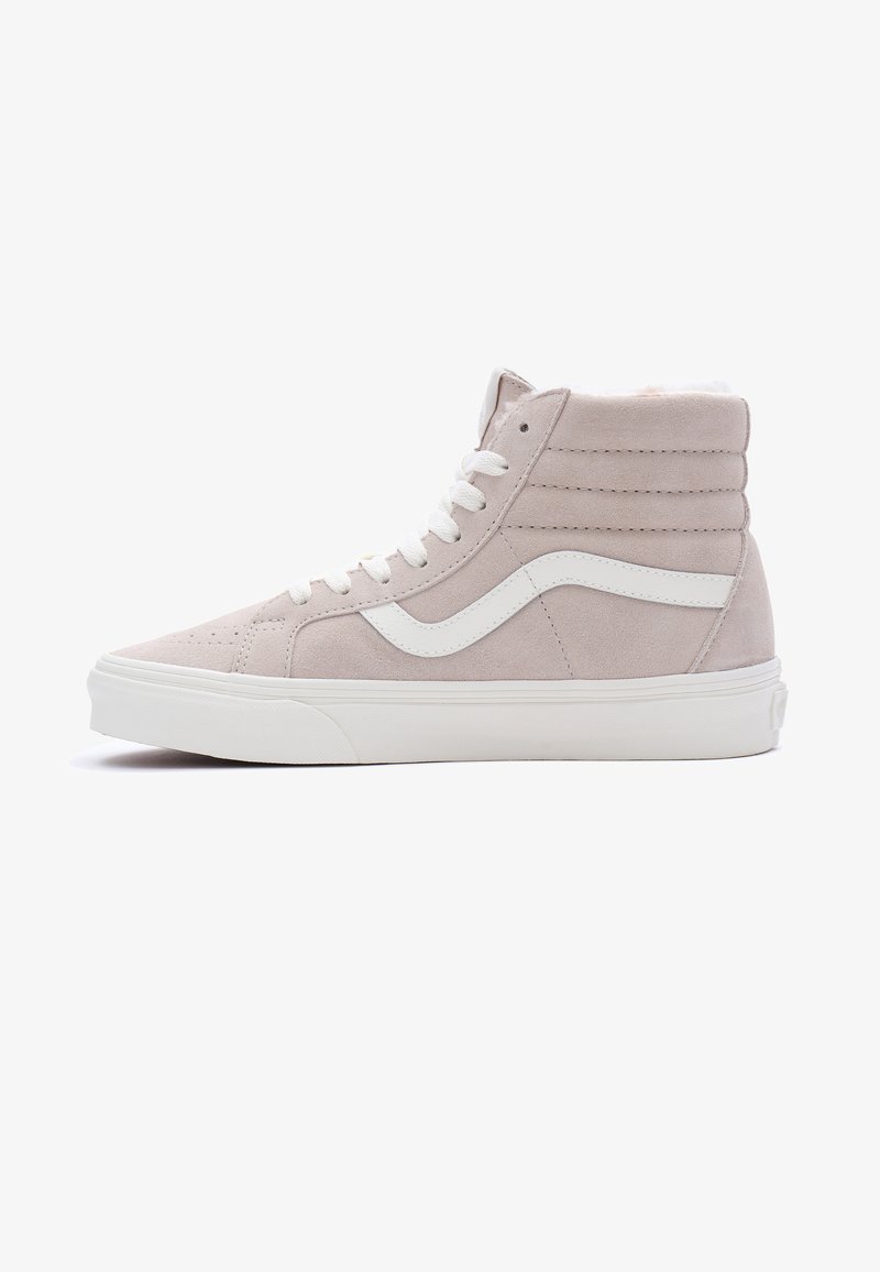 Zapatillas altas en ante rosa claro con cordones blancos y una franja lateral. Presenta un cuello acolchado y una suela de goma texturizada.