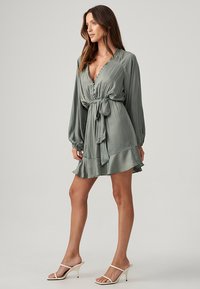 THE FATED SALLY MINI - Marškininė suknelė - sage green