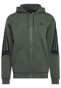 Sweat à capuche vert zippé avec poches avant, logo Adidas noir sur la poitrine, panneaux noirs avec bandes vertes sur les manches, et capuche à cordon.
