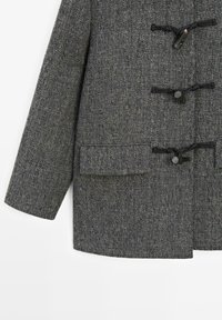 Cappotto grigio in misto lana con bottoni a fibbia, due tasche frontali, finitura testurizzata e una forma sagomata con maniche a taglio dritto.