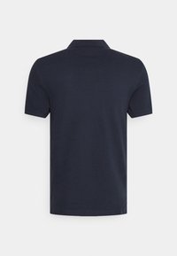 Polo shirt blu navy con colletto classico, maniche corte e una texture liscia e morbida. Senza loghi o motivi visibili.
