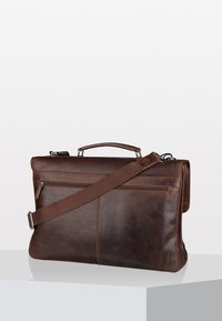 Maletín de cuero marrón con tapa frontal, asa de transporte y correa ajustable. Presenta un bolsillo con cremallera y una textura suave.