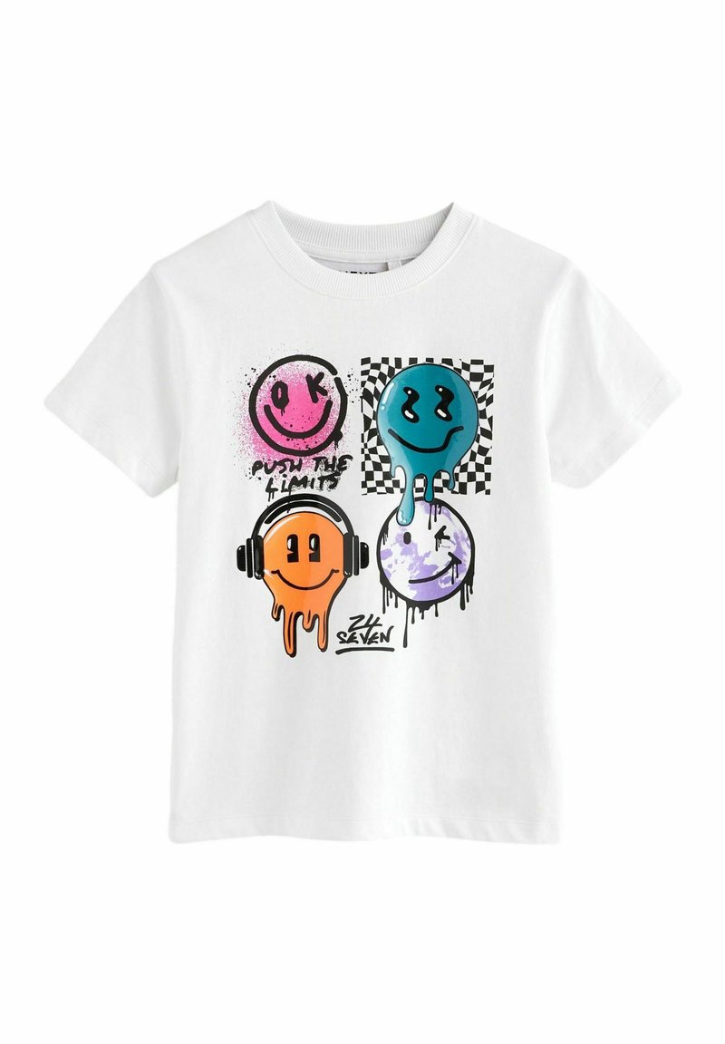 Vit bomull T-shirt med färgglada grafik av leende ansikten i rosa, blått, orange och lila, med en rutigt bakgrundsdetalj.