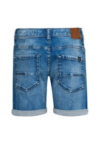 Szorty dżinsowe w jasnoniebieskim kolorze z wyblakłym wykończeniem. Charakteryzują się podwiniętymi brzegami, dwoma tylnymi kieszeniami oraz brązową skórzaną łatką na pasku.