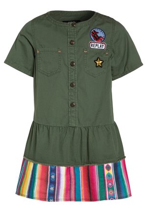 Sukienka z krótkim rękawem w oliwkowym kolorze, z guzikami z przodu, dwoma kieszeniami na piersi, wyszywanymi naszywkami oraz kolorowym paskowanym obszyciem na dole spódnicy.