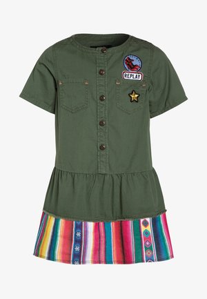 Sukienka z krótkim rękawem w oliwkowym kolorze, z guzikami z przodu, dwoma kieszeniami na piersi, wyszywanymi naszywkami oraz kolorowym paskowanym obszyciem na dole spódnicy.