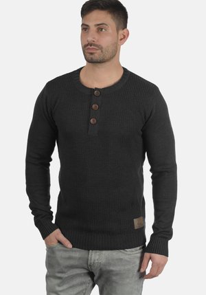 Dunkelgrauer, gestrickter Pullover mit Rundhalsausschnitt, drei Holzknöpfen an der Vorderseite, gerippten Bündchen und einem Lederetikett am Saum.