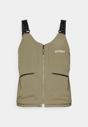 Oliwkowa kamizelka z zapięciem na zamek, dwoma bocznymi kieszeniami na zamek oraz regulowanymi czarnymi paskami. Posiada logo "TERREX" na górnej lewej stronie.