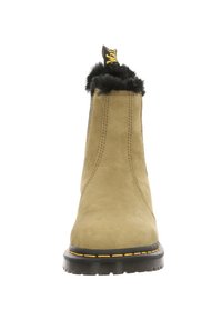 Olivgrüne Wildleder-Stiefeletten mit schwarzem Kunstfellkragen, gelben Nähten und einer stabilen schwarzen Gummisohle. Mit einer Schlaufe zum einfachen Anziehen.