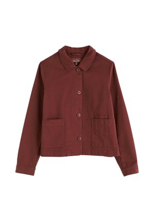 Rdeča jakna iz bombaža, z ovratnikom, sprednjo zaponko na gumb in dvema velikima žepoma na spodnji sprednji strani.