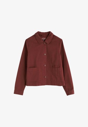 Punane puuvillane jakk, millel on krae, ees nööpkinne ja kaks suurt klapptaskut all ees.