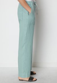 Marc O'Polo PANTS JOGGER STYLE STRAIGHT LEG MEDIUM WAIST DRAWSTRING - Broek - soft teal