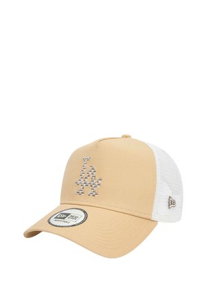 Beige Baseballcap mit weißem Mesh-Rückenteil, ausgestattet mit einem gestickten "LA"-Logo in Hellgrau. Enthält ein rundes verstellbares Größenetikett.