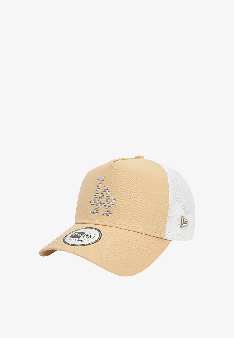 Beige Baseballcap mit weißem Mesh-Rückenteil, ausgestattet mit einem gestickten "LA"-Logo in Hellgrau. Enthält ein rundes verstellbares Größenetikett.