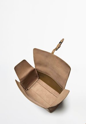 Tassen van tanleer met een gladde textuur en een ruim interieur. Voorzien van een enkele verstelbare riem en een open bovenzijde met zachte randen.