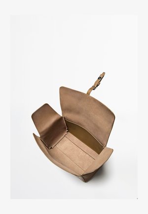 Hellbraune Ledertasche mit glatter Textur und geräumigem Innenraum. Verfügt über einen einzelnen verstellbaren Riemen und ein offenes Oberteil mit weichen Kanten.