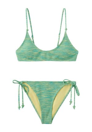 Bikini verde texturizado de dos piezas con tirantes finos ajustables en la parte superior y lazos laterales en la parte inferior, forrado con tela en color amarillo claro.
