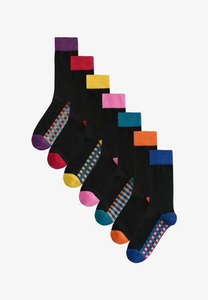 Kuus musta sokki värviliste varrukate, varvaste ja mitmevärviliste ruuduliste taldadega toonides lilla, punane, kollane, roosa, sinakasroheline, oranž ja sinine.